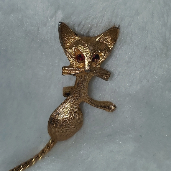 Vintage MCM Gold Tone Cat Brooch with Red Rhinestone Eyes and Flexible Tail - Picture 4 of 6